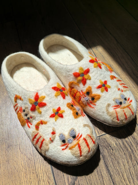 Handmade Wool Felt Slippers with Adorable Cat Embroidery – Cozy, Non-Slip Beige