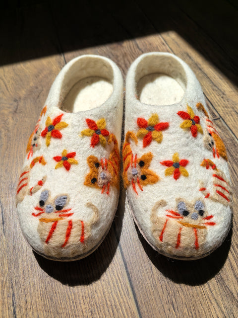 Handmade Wool Felt Slippers with Adorable Cat Embroidery – Cozy, Non-Slip Beige