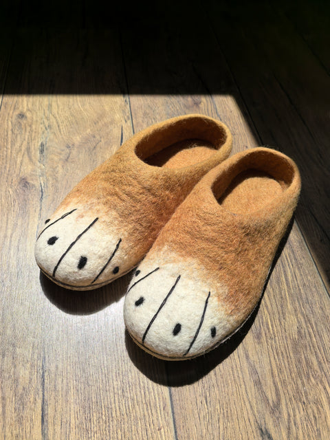 Handmade Wool Felt Slippers with Adorable Cat Embroidery – Cozy, Non-Slip Brown