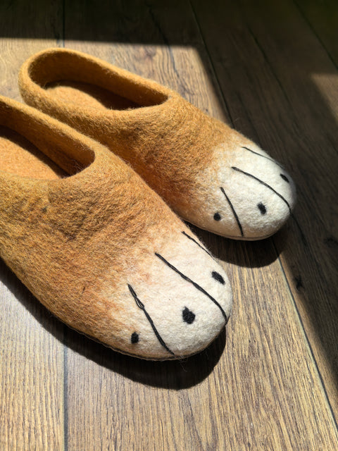 Handmade Wool Felt Slippers with Adorable Cat Embroidery – Cozy, Non-Slip Brown