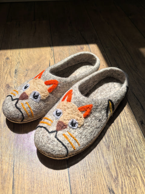Handmade Wool Felt Slippers with Adorable Cat Embroidery – Cozy, Non-Slip Light Grey