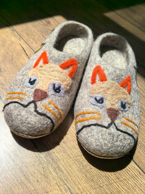 Handmade Wool Felt Slippers with Adorable Cat Embroidery – Cozy, Non-Slip Light Grey