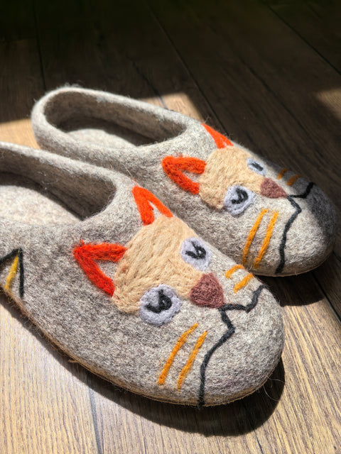 Handmade Wool Felt Slippers with Adorable Cat Embroidery – Cozy, Non-Slip Light Grey
