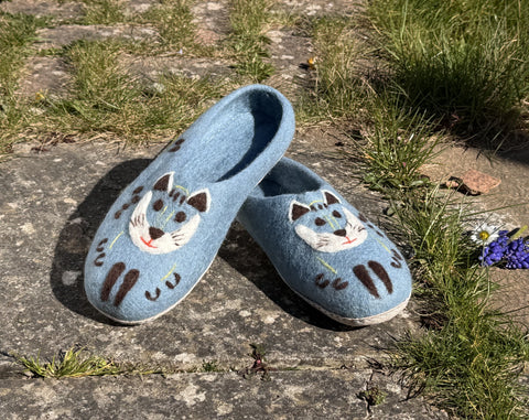 Handmade Wool Felt Slippers with Adorable Cat Embroidery – Cozy, Non-Slip & Eco-Friendly Light Blue