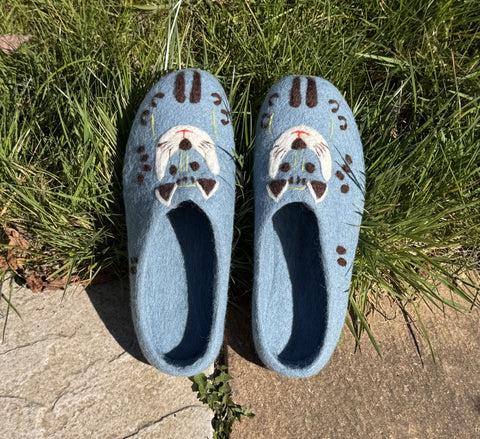 Handmade Wool Felt Slippers with Adorable Cat Embroidery – Cozy, Non-Slip & Eco-Friendly Light Blue
