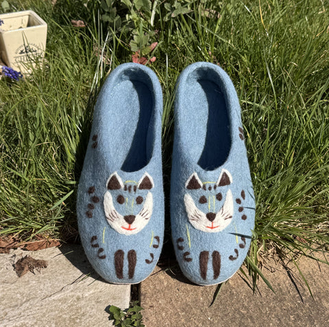 Handmade Wool Felt Slippers with Adorable Cat Embroidery – Cozy, Non-Slip & Eco-Friendly Light Blue