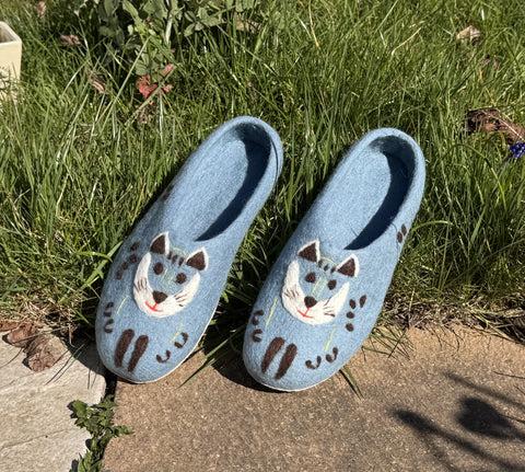 Handmade Wool Felt Slippers with Adorable Cat Embroidery – Cozy, Non-Slip & Eco-Friendly Light Blue