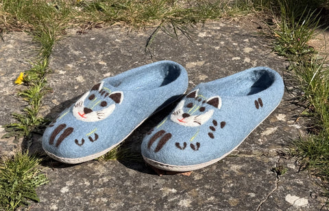 Handmade Wool Felt Slippers with Adorable Cat Embroidery – Cozy, Non-Slip & Eco-Friendly Light Blue